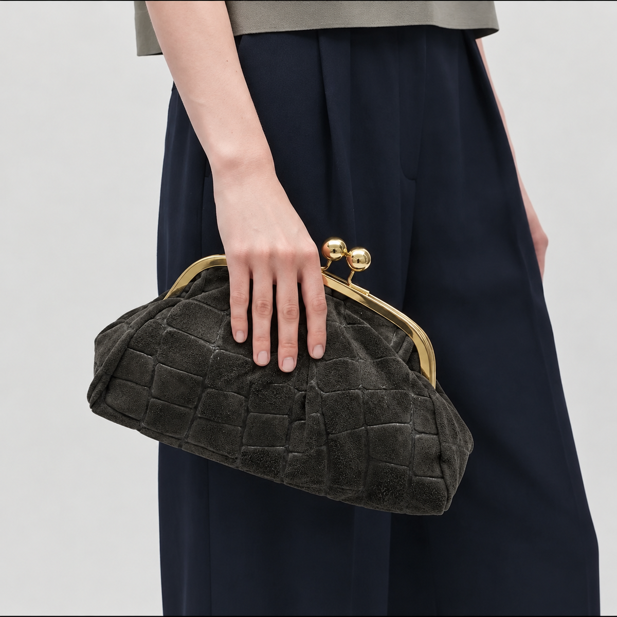 THE DARK GREEN CLUTCH