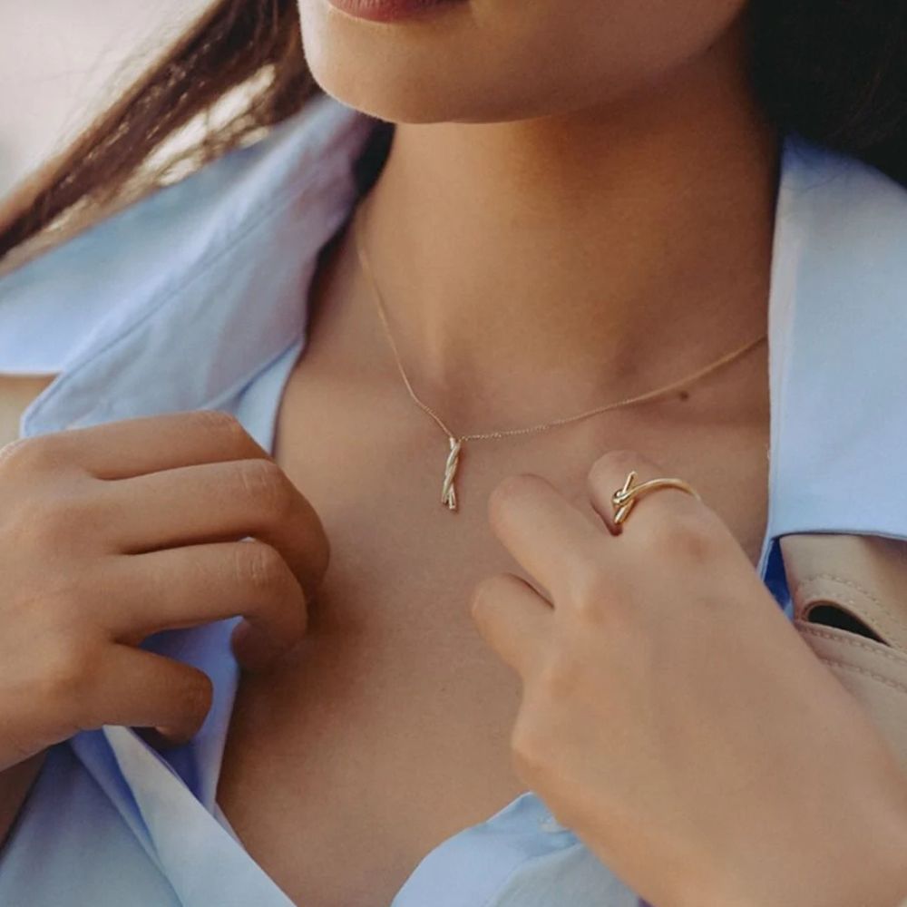 Novel Knot Necklace Gold