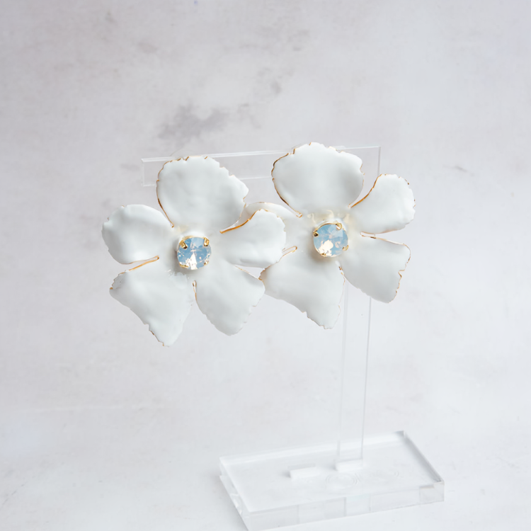 WHITE FLOWER SWAROVSKI EARRINGS